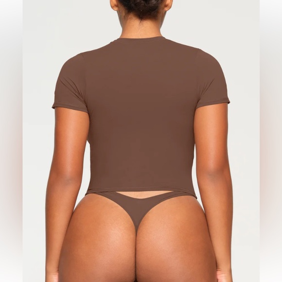 🤎SKIMS FITS EVERYBODY T-SHIRT IN JASPER S M - Picture 3 of 6